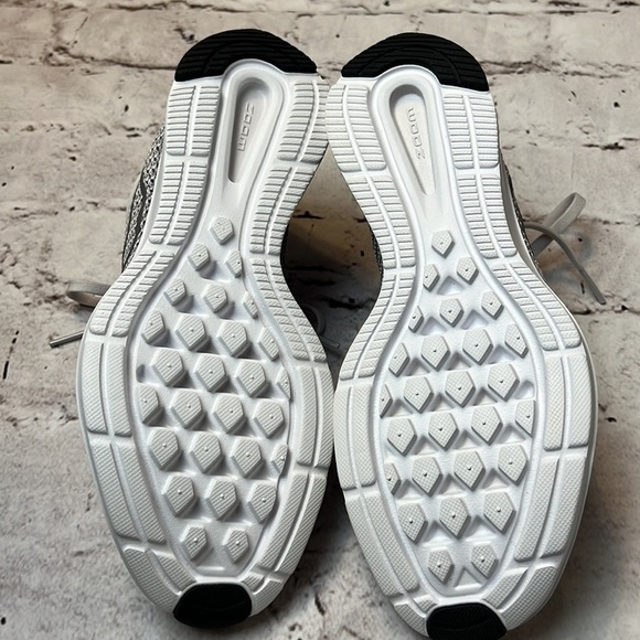 NWOT Nike Women’s  Zoom Strike Vast Grey Sz 6.5 - Picture 3 of 7